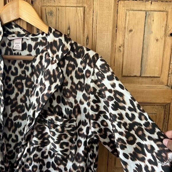 Victoria's Secret Medium Leopard Print Pajama Top - Flawed Missing Buttons - Picture 3 of 12